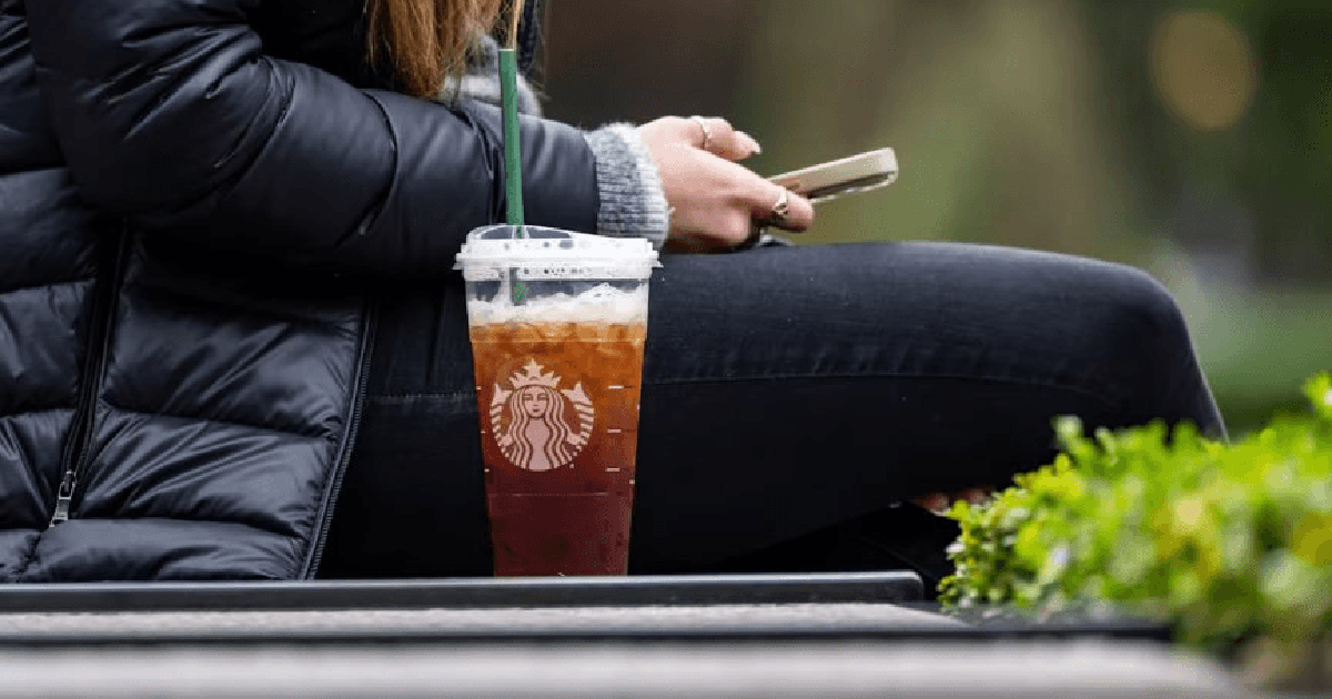 Starbucks "lùi bước" với tham vọng xanh vì phải cắt giảm 2 tỷ USD: Sa thải nhân sự phụ trách phát triển bền vững, ESG phải nhường đường cho bài toán chi phí