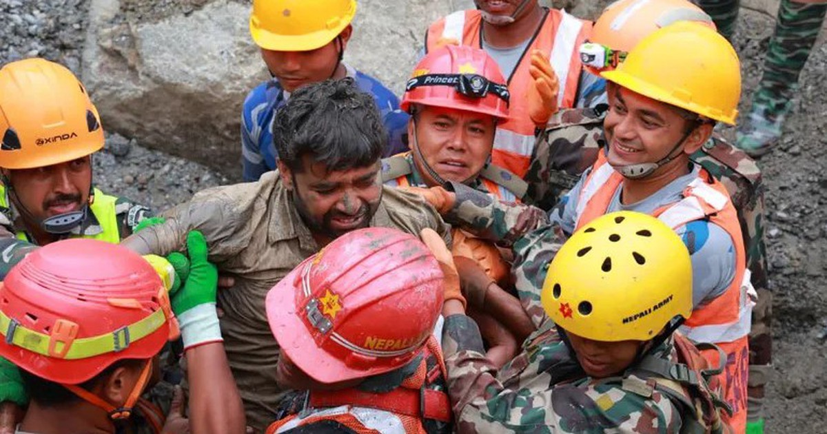 Phép màu sau 9 ngày dưới lòng núi Nepal: Đội cứu hộ nghe thấy tiếng người trong đường hầm, 2 công nhân được giải cứu thành công