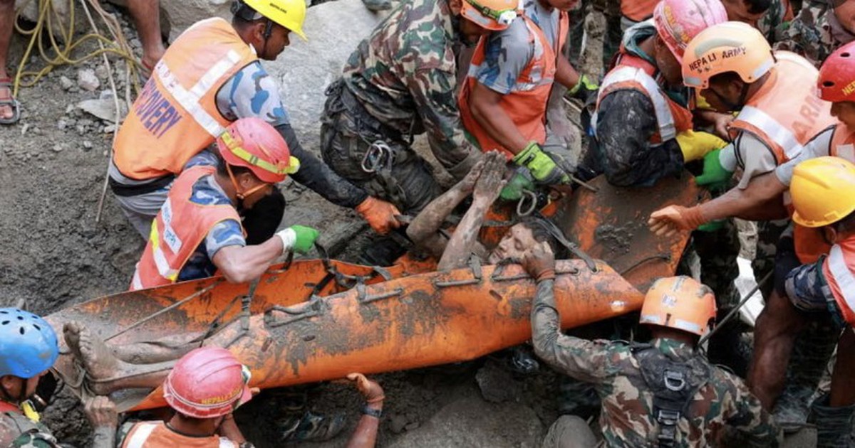 Giải cứu hai công nhân mắc kẹt 9 ngày trong đường hầm thủy điện sau lũ quét ở Nepal