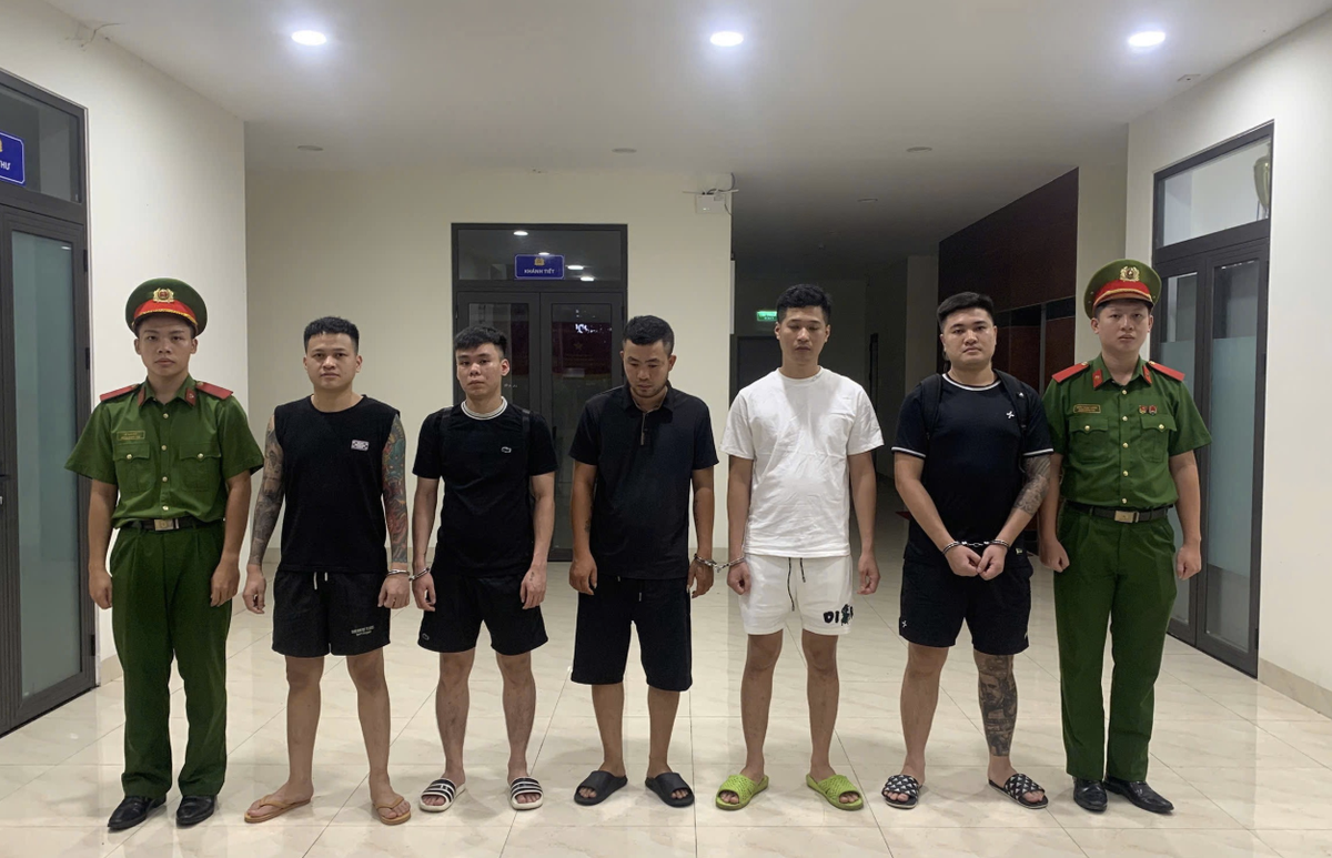 Thu giữ 45 điện thoại, 12 thẻ ngân hàng cùng 60 triệu đồng tiền mặt trong đường dây giả danh “Huấn Hoa Hồng”