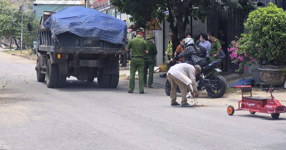 Bé trai 5 tuổi đi xe 3 bánh tự chế tử vong sau va chạm với xe tải