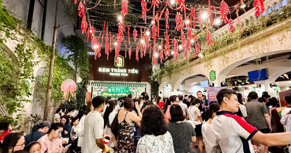 Cảnh trái ngược ở "đất vàng" Hồ Gươm: Tam Hảo, ...