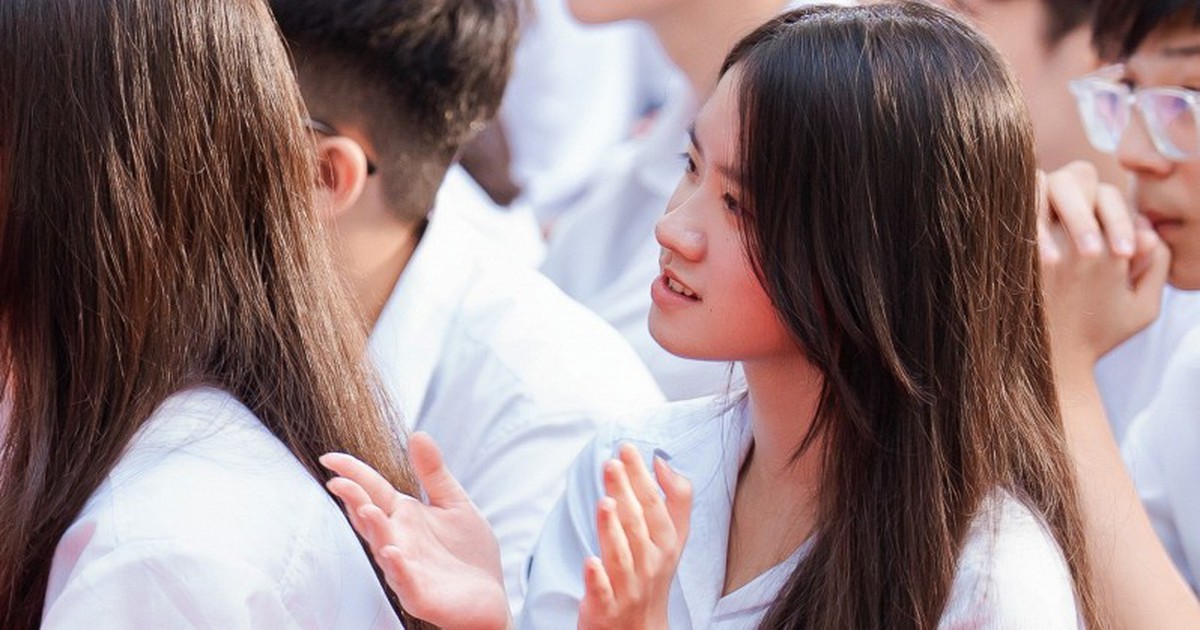 Bắt gặp Chuyên Ngoại ngữ - ngôi trường của dàn "siêu nhân ngôn ngữ" trong những khung hình đầu tiên của năm học mới