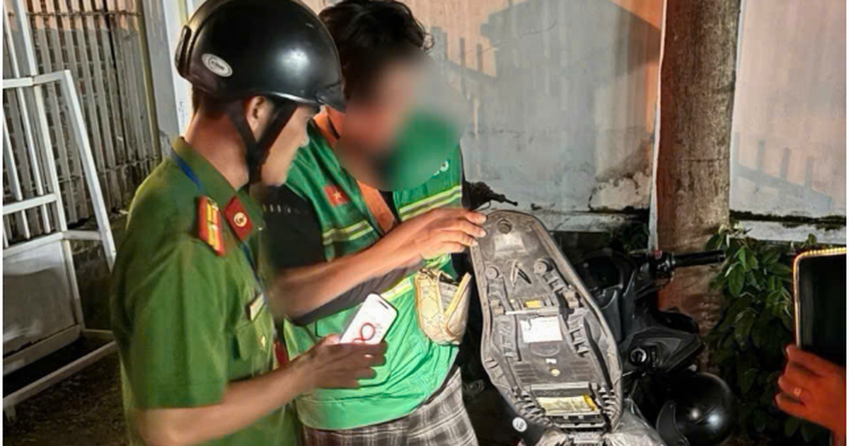 Công an đồng loạt kiểm tra hàng chục tài xế công nghệ lúc 22h