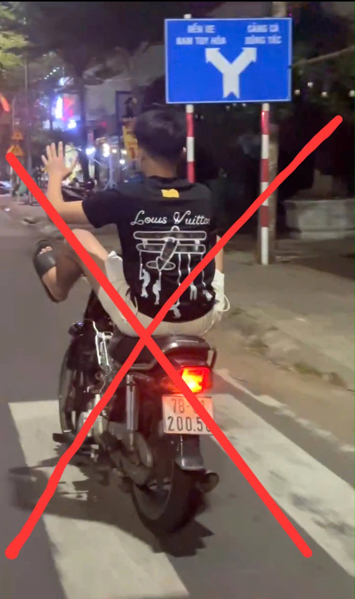 Lái xe máy bằng hai chân, thiếu niên 17 tuổi bị công an mời làm việc: Phụ huynh cũng bị lập biên bản