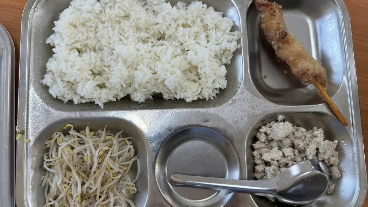 Hà Nội yêu cầu làm rõ suất ăn bán trú 40.000 đồng bị phụ huynh chê lèo tèo