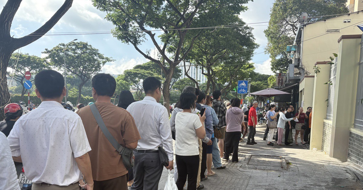 Sau khai giảng, phụ huynh TP.HCM vẫn xếp hàng mua sách giáo khoa cho con