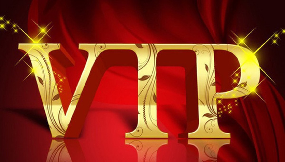Phục vụ khách VIP, nhân viên ngân hàng vừa làm vừa... run