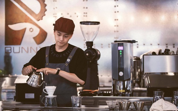 Ngô Kiến Huy nói về quán cà phê tiền tỷ của mình: Giá bán 55-65k/ly cà phê, xác định thu lời ít, 2-3 năm mới hồi vốn