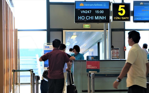 Giữa lúc ngành hàng không vẫn đóng băng vì Covid-19, Hà Nội – TP HCM trở thành chặng bay nội địa đông thứ 2 thế giới