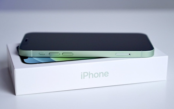 Apple có thể đang cân nhắc việc loại bỏ cáp sạc và tất cả các phụ kiện khác trong hộp iPhone