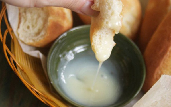 Bánh mì chấm sữa món ăn Việt 'gây bão' cư dân mạng quốc tế: Chuyên gia dinh dưỡng chỉ ra các nguy cơ