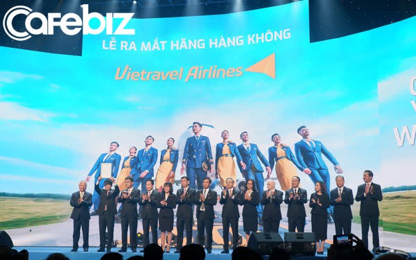 Chủ tịch HĐQT Vietravel Airlines - ông Nguyễn Quốc Kỳ đang cầm giấy chứng nhận người khai thác tàu bay - AOC. Chủ tịch HĐQT Vietravel Airlines - ông Nguyễn Quốc Kỳ đang cầm giấy chứng nhận người khai thác tàu bay - AOC.