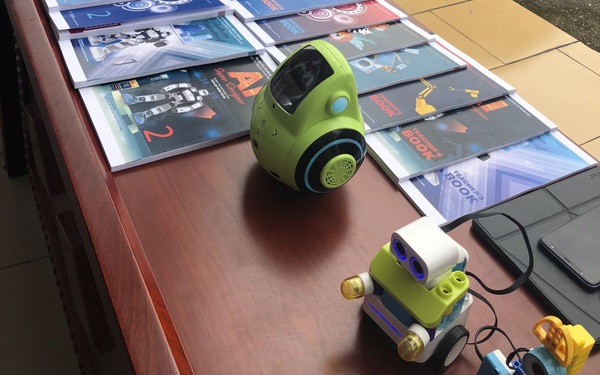 Gian hàng giới thiệu chương trình AI - Robotics, sẵn sàng trước giờ đón khách Gian hàng giới thiệu chương trình AI - Robotics, sẵn sàng trước giờ đón khách