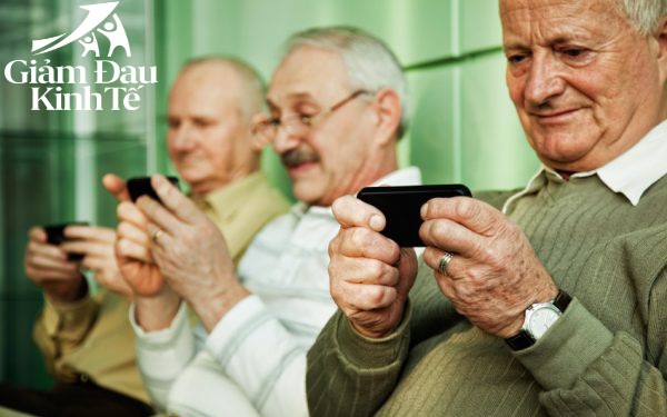 Ông lão 103 tuổi mỗi ngày đều lên mạng học và chia sẻ bí quyết vui vẻ sống lâu của mình là... điện thoại di động