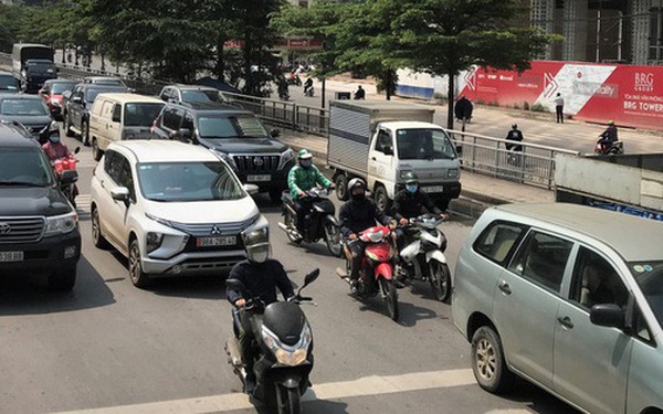 Ngày thứ 14 cách ly xã hội: xe cộ đổ về tại các cửa ngõ ở Hà Nội