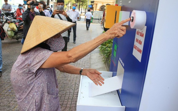 Cận cảnh "ATM thực phẩm miễn phí" dành cho người nghèo