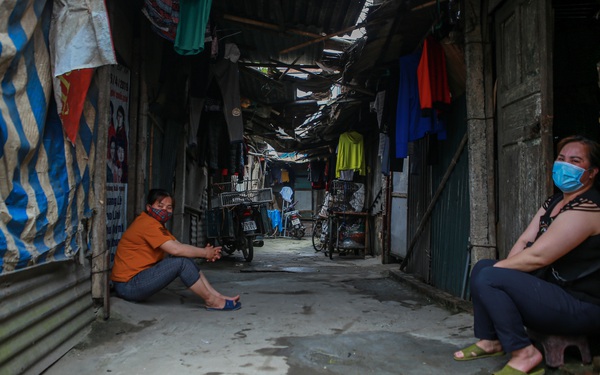 Cuộc sống chật vật mùa dịch trong khu ổ chuột: Tuổi già neo đơn chỉ có "