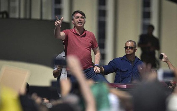 Tổng thống Brazil tham gia biểu tình phản đối lệnh phong toả