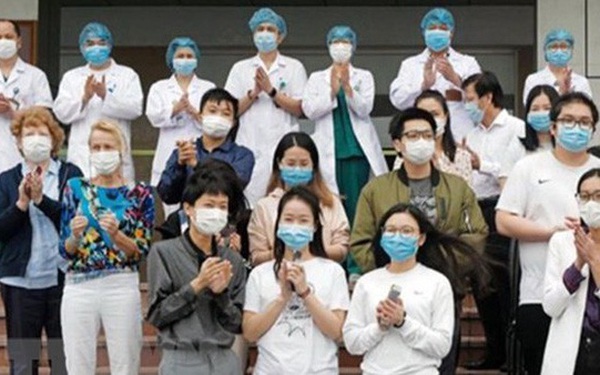 Người nước ngoài mắc Covid-19 xuất viện: Cảm ơn ngành y tế Việt Nam