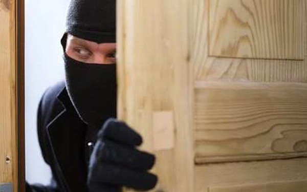 Phát hiện kẻ trộm đang ăn cắp tiền, người đàn ông không trừng phạt mà đưa