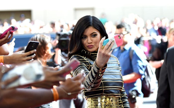 Trước khi bị Forbes tố ‘thổi phồng’ tài sản, Kylie Jenner kiếm và tiêu tiền như thế nào?