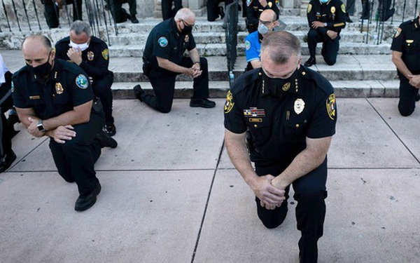 Nhiều cảnh sát Mỹ bất ngờ bỏ dùi cui, quỳ gối đồng hành cùng người biểu tình để tưởng niệm nạn nhân bị cảnh sát chẹt cổ chết