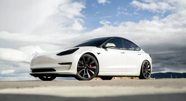Tesla tung phiên bản xe điện chạy 647km một lần sạc, đẩy giá cổ phiếu tăng vùn vụt