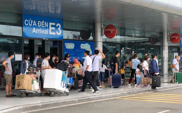 Ảnh: 'Biển người' vật vã hàng tiếng đồng hồ chờ check-in tại sân bay Nội Bài giữa mùa cao điểm du lịch