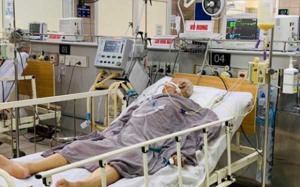 Hà Nội: Cụ ông ngộ độc Pate Minh Chay phải thở máy, bác sĩ vất vả tìm thuốc giải độc