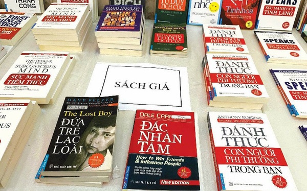 CEO First News: Chỉ sau một tuần tạm ngưng, Lazada lại tiếp tục để sách giả