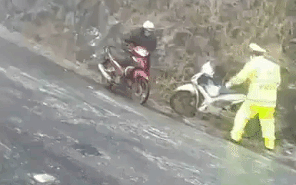 Băng tuyết trên Quốc lộ 4D đoạn qua đèo Ô Quý Hồ khiến giao thông qua đây gặp nhiều khó khăn. Băng tuyết trên Quốc lộ 4D đoạn qua đèo Ô Quý Hồ khiến giao thông qua đây gặp nhiều khó khăn.