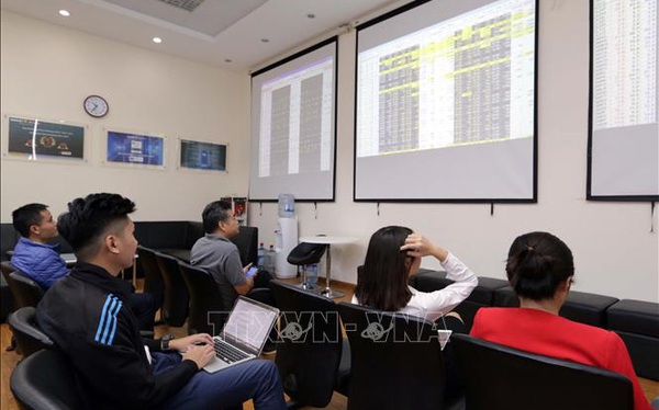 Khách hàng giao dịch tại sàn giao dịch Công ty Cổ phần Chứng khoán Bảo Việt (BVSC). Ảnh: Trần Việt/TTXVN Khách hàng giao dịch tại sàn giao dịch Công ty Cổ phần Chứng khoán Bảo Việt (BVSC). Ảnh: Trần Việt/TTXVN