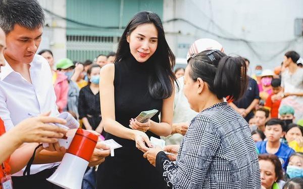 Hình ảnh làm từ thiện của vợ chồng ca sỹ Thuỷ Tiên - Công Vinh. Hình ảnh làm từ thiện của vợ chồng ca sỹ Thuỷ Tiên - Công Vinh.