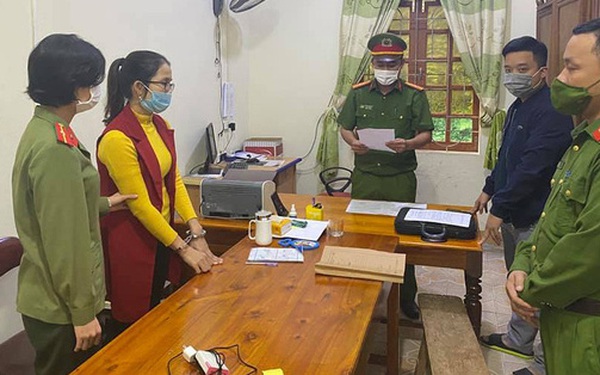 Công an đọc lệnh bắt giam Nguyễn Thị Duyên. Công an đọc lệnh bắt giam Nguyễn Thị Duyên.