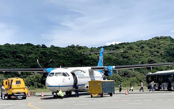 Chuyến bay đầu tiên từ TPHCM tới Côn Đảo sau nhiều tháng bị gián đoạn vì dịch COVID-19. Chuyến bay đầu tiên từ TPHCM tới Côn Đảo sau nhiều tháng bị gián đoạn vì dịch COVID-19.