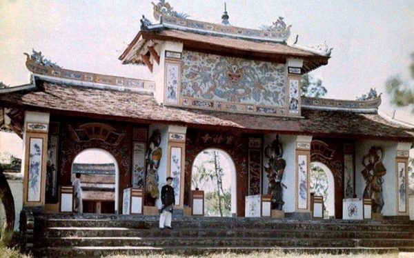 Giải mã 'bí ẩn' bức tranh rồng bị che lấp trên cổng chùa Thiên Mụ xứ Huế Giải Mã 'Bí Ẩn' Bức Tranh Rồng Bị Che Lấp Trên Cổng Chùa Thiên Mụ Xứ Huế