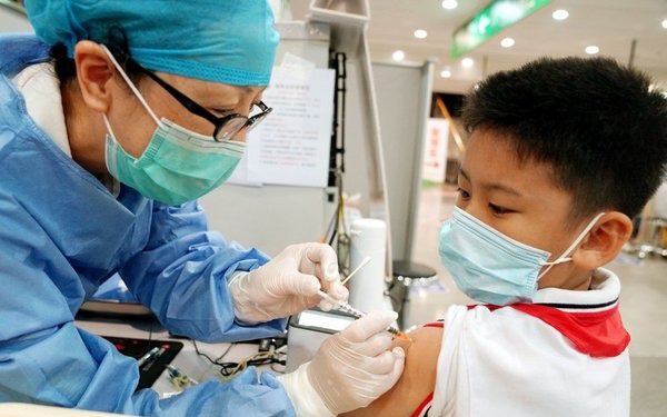 Trung Quốc sắp tiêm vắc xin Covid-19 cho trẻ từ 3 - 11 tuổi sau chiến dịch tiêm phòng cho trẻ từ 12 tuổi trở lên. (Ảnh: Tân Hoa Xã)
