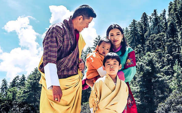 Nhân kỷ niệm 10 năm ngày cưới của Hoàng hậu Bhutan, những bức ảnh tuyệt đẹp gia đình đã được chính thức công bố. Hãy cùng xem qua những tấm ảnh đẹp này để tận hưởng tình cảm gia đình đong đầy hạnh phúc và sự tình nghĩa giữa vợ chồng và con cái.