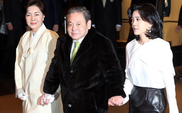 Không chỉ vay ngân hàng, bán nhà, vợ cố Chủ tịch Lee Kun-hee phải bán cả cổ phần Samsung Electronics để trả tiền thuế thừa kế