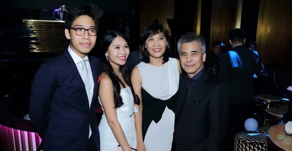 Chân dung 2 người con của ông trùm đế chế truyền thông đứng sau gameshow Rap Việt: Tốt nghiệp hạng ưu Oxford, tham dự dạ vũ danh giá nhất thế giới, sáng lập quỹ từ thiện xây cầu cho trẻ em vùng xa