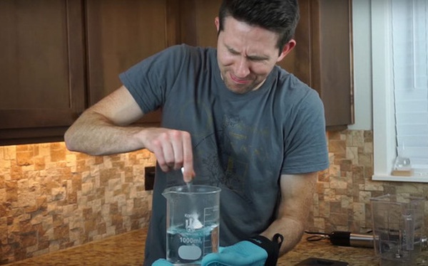 Có thể làm nước sôi bằng cách khuấy nước thật nhanh hay không?