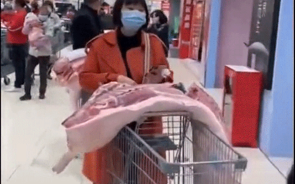 Khi người Trung Quốc đi mua thịt lợn: Xếp hàng dài trong siêu thị, xe đẩy chất đầy trông hoa cả mắt