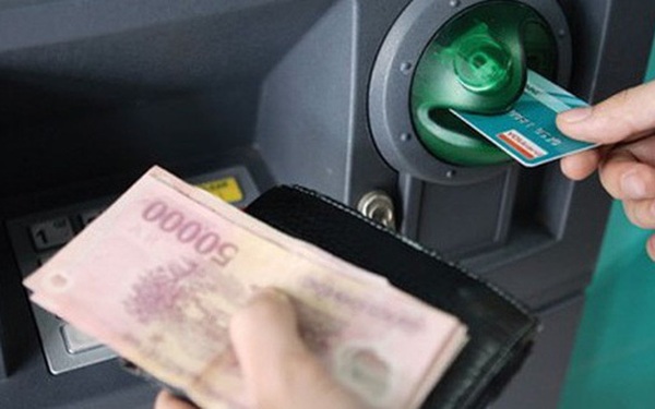 Tỷ lệ rút tiền mặt qua ATM của người dân giảm mạnh