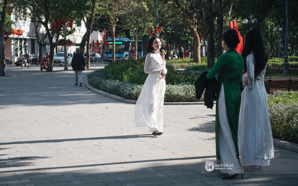 Hà Nội: Hà Nội là thành phố mang tính lịch sử rất đặc biệt của Việt Nam. Giữa nhịp sống hối hả, bạn sẽ tìm thấy những con phố nhỏ tinh tế và những góc phố cổ kính đẹp lạ thường. Đến Hà Nội, bạn sẽ được trải nghiệm những giá trị văn hóa đích thực và những trải nghiệm ẩm thực tuyệt vời.