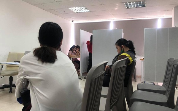 Một số bạn trẻ ngồi chờ đến lượt thuê dự hội thảo. Ảnh: U.P Một số bạn trẻ ngồi chờ đến lượt thuê dự hội thảo. Ảnh: U.P