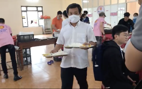 Ông Hải phục vụ tại quán cơm 5.000 đồng ở TP Huế Ông Hải phục vụ tại quán cơm 5.000 đồng ở TP Huế