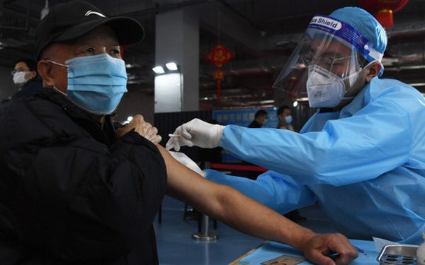 Tiêm vaccine phòng COVID-19 cho người dân tại Bắc Kinh, Trung Quốc. Ảnh: THX/TTXVN