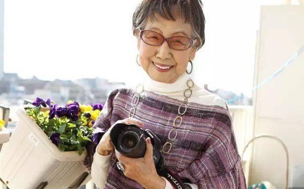 Cụ bà Nhật Bản 71 tuổi đi làm, 102 tuổi đoạt giải thưởng, 106 tuổi vẫn điệu đà như thiếu nữ: “Ai nói tôi già, tôi vẫn còn trẻ chán!”