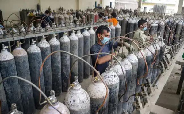 'Người hùng Covid-19' ở Ấn Độ: Dừng kinh doanh cả nhà máy, bán oxy với giá 1 Rupee/bình cho dân dù giá trên chợ đen gấp 30.000 lần